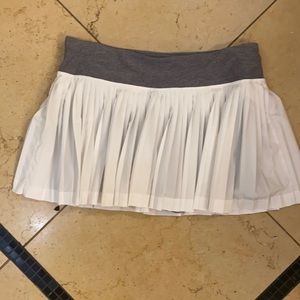 Lululemon size 6 white pleated tennis skirt